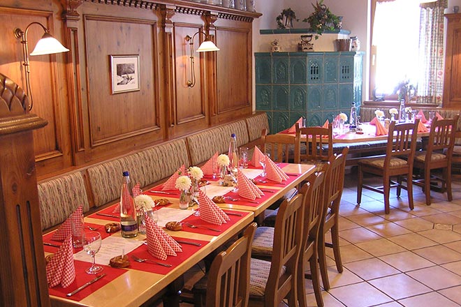 Gemütliche Gaststube mit Holzvertäfelung im Gasthof Mühle Rinchnach