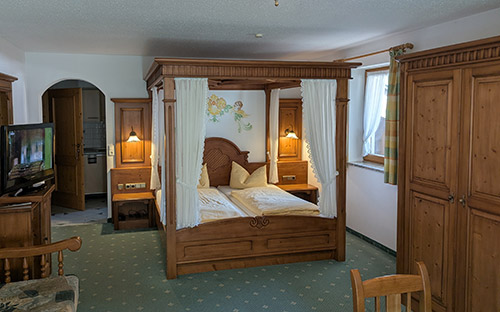 Himmelbettzimmer im Wanderhotel Mühle – romantisch-bayerisches Himmelbett